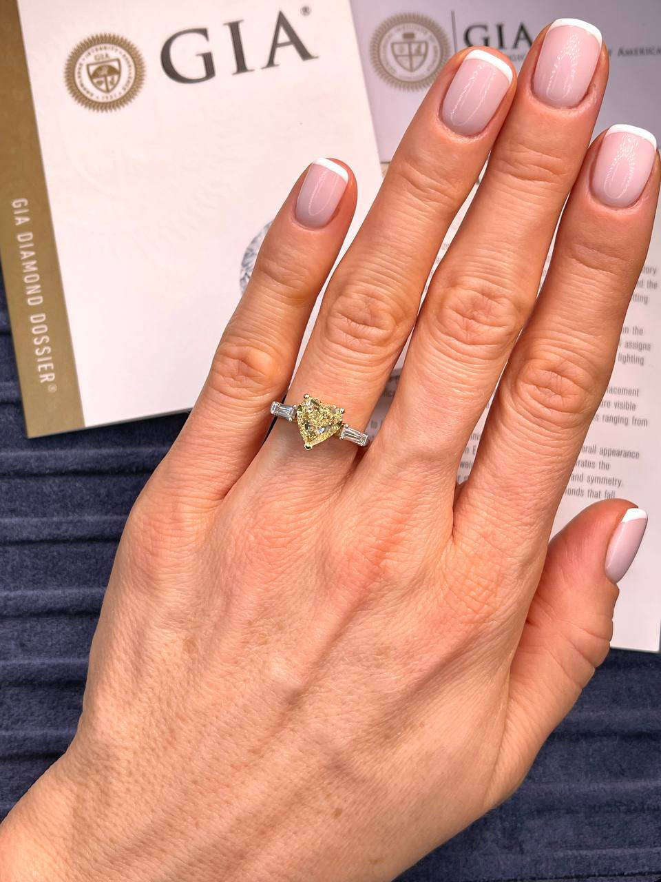 Помолвочное кольцо из белого золота с бриллиантами 