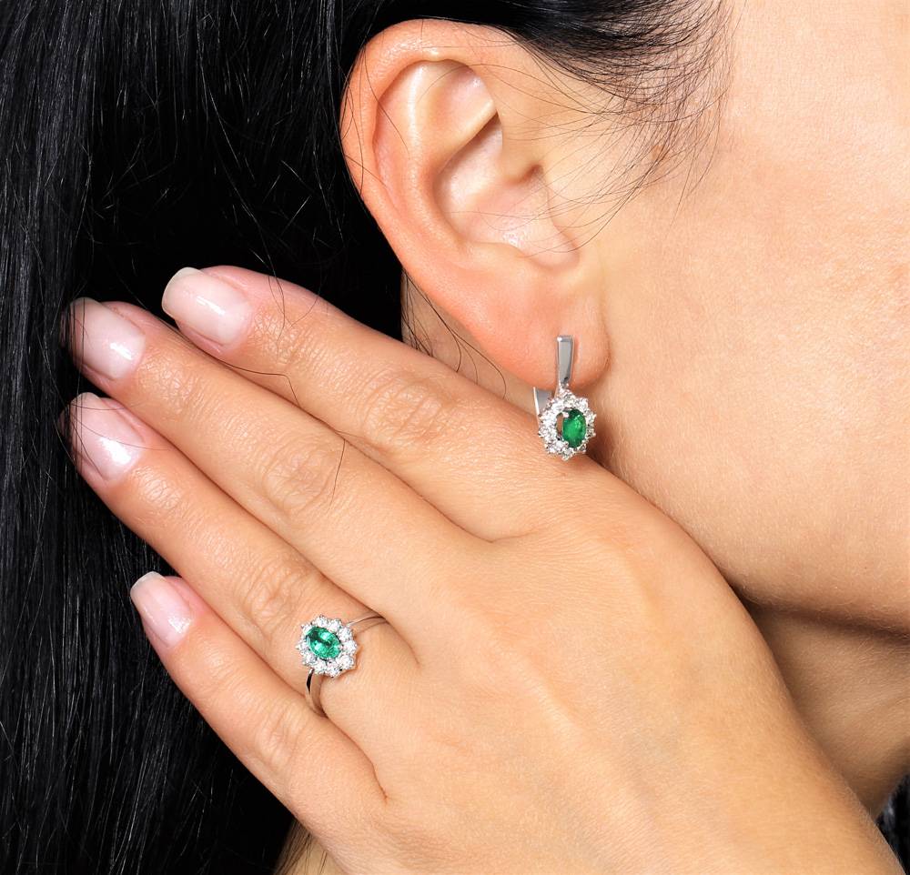 Серьги из белого золота с бриллиантами и изумрудами (039801)