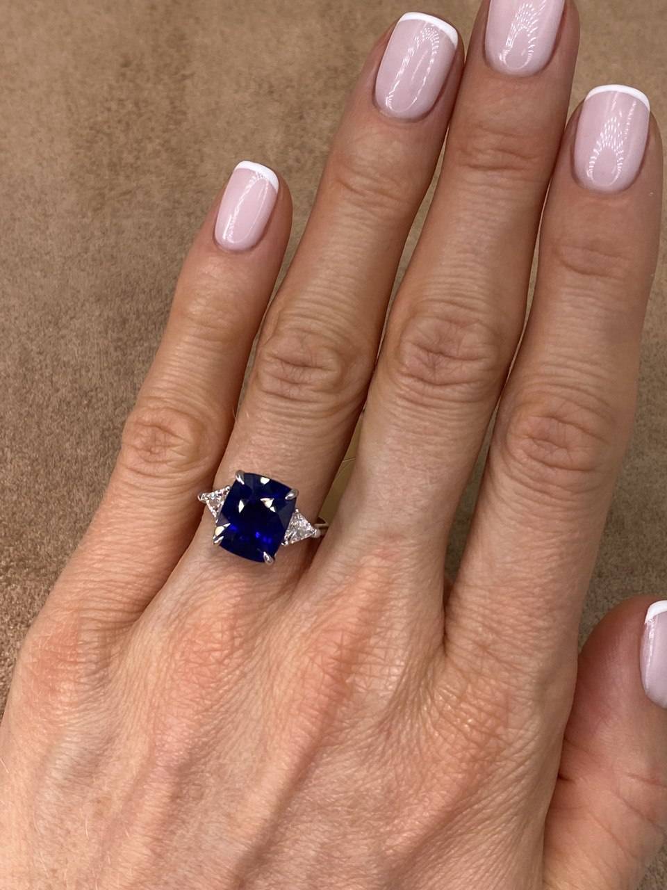 Кольцо из белого золота с бриллиантами и сапфиром (053551)