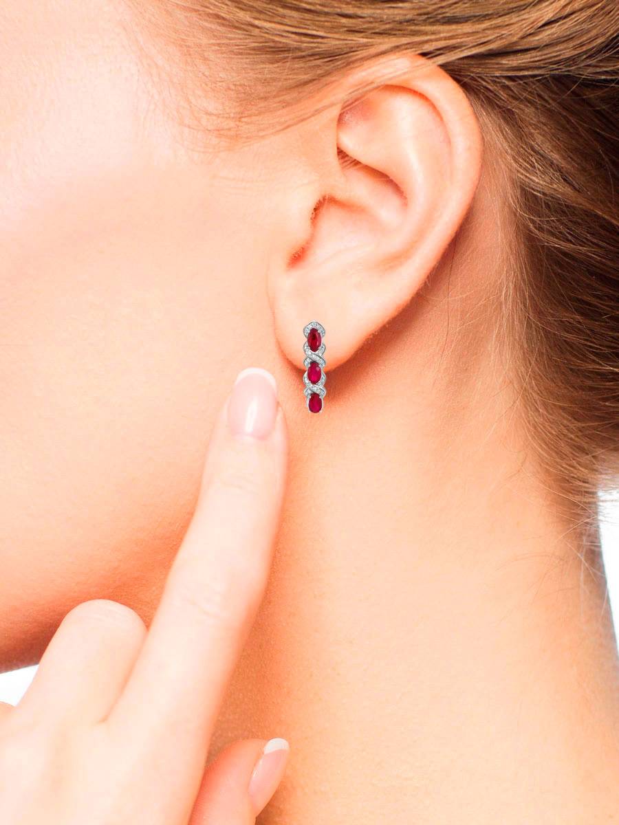Серьги из белого золота с бриллиантами и рубинами (045992)