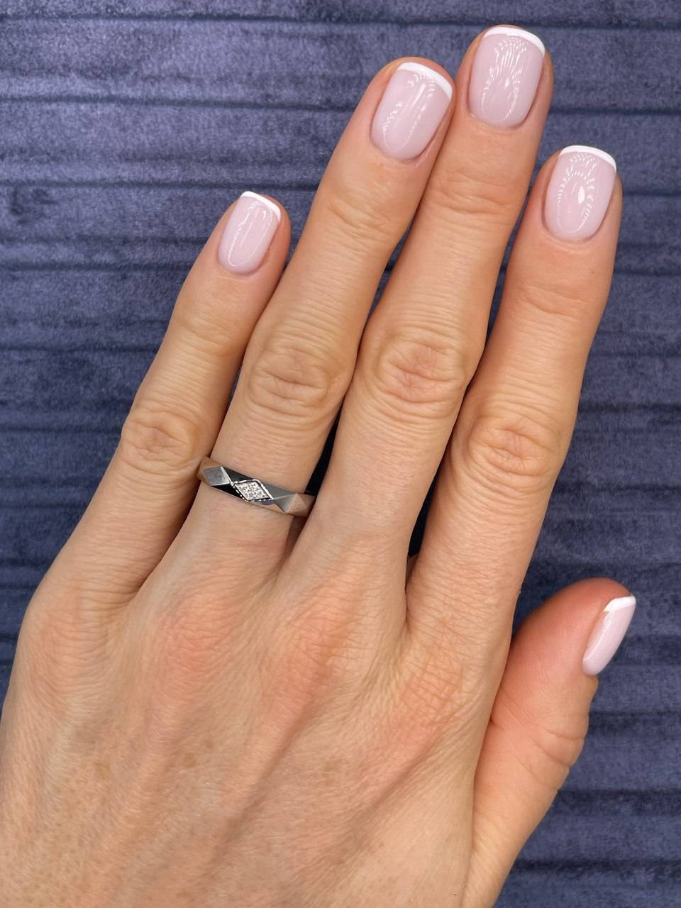 Обручальное кольцо из платины с бриллиантами (051075)