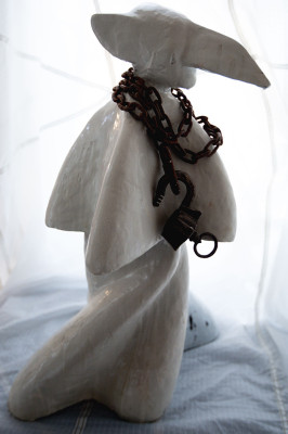 Авторская скульптура "ORBI ХРАНИТЕЛЬ СНОВ" из архитектурного бетона, авторской эмали с винтажной цепью (Франция) и винтажным амбарным замком (Франция) (061217)