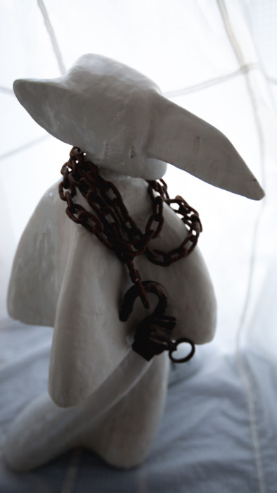 Авторская скульптура "ORBI ХРАНИТЕЛЬ СНОВ" из архитектурного бетона, авторской эмали с винтажной цепью (Франция) и винтажным амбарным замком (Франция) (061217)