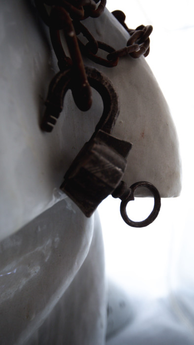 Авторская скульптура "ORBI ХРАНИТЕЛЬ СНОВ" из архитектурного бетона, авторской эмали с винтажной цепью (Франция) и винтажным амбарным замком (Франция) (061217)