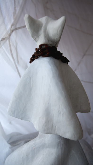 Авторская скульптура "ORBI ХРАНИТЕЛЬ СНОВ" из архитектурного бетона, авторской эмали с винтажной цепью (Франция) и винтажным амбарным замком (Франция) (061217)